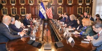 Subsecretario de EE UU y su comitiva se reúnen con presidente de Honduras y abordan inversión, migración y seguridad