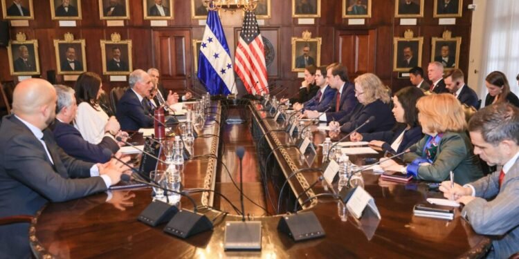 Subsecretario de EE UU y su comitiva se reúnen con presidente de Honduras y abordan inversión, migración y seguridad