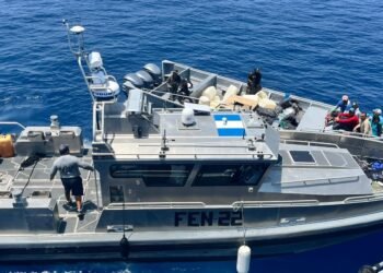 Ejército de Guatemala intercepta embarcación con 52 bultos sospechosos en el océano Pacífico