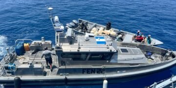 Ejército de Guatemala intercepta embarcación con 52 bultos sospechosos en el océano Pacífico