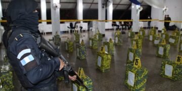 Guatemala decomisa 1,500 kilos de cocaína valorados en casi $20 millones tras interceptar embarcación en el Pacífico