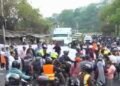 Transportistas bloquean carreteras en Honduras y paralizan el paso hacia el sur del país