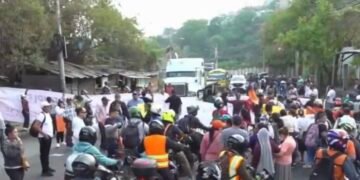 Transportistas bloquean carreteras en Honduras y paralizan el paso hacia el sur del país