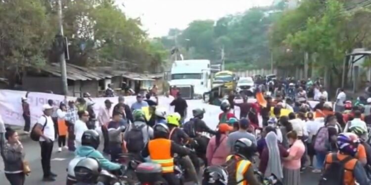 Transportistas bloquean carreteras en Honduras y paralizan el paso hacia el sur del país