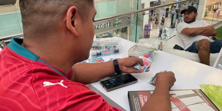 Álbum del Mundial 2026 desata la fiebre futbolera en Centroamérica con la colección más grande de la historia