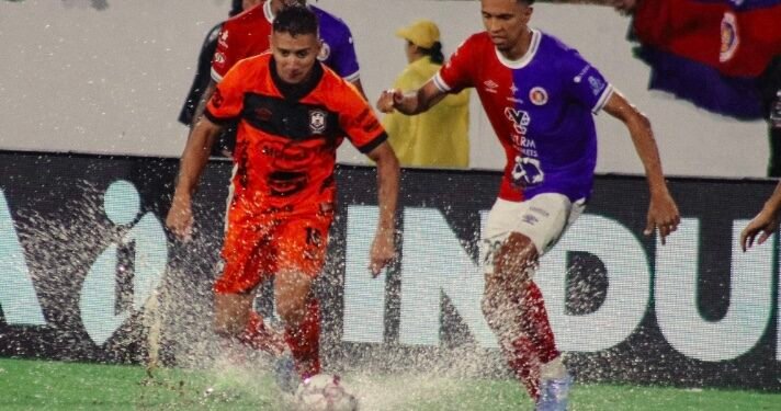 El Salvador anuncia medidas correctivas en el estadio “Mágico” González tras inundación en final de fútbol