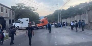 Transportistas vuelven a bloquear carreteras en Tegucigalpa y amenazan con ampliar protestas a nivel nacional