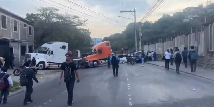 Transportistas vuelven a bloquear carreteras en Tegucigalpa y amenazan con ampliar protestas a nivel nacional