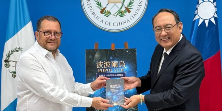 Universidad taiwanesa dona a Guatemala ediciones del Popol Vuh traducidos al chino mandarín