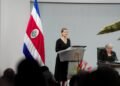 Artesanas elaboran banda presidencial de Laura Fernández y dicen “se siente diferente porque es para una mujer”