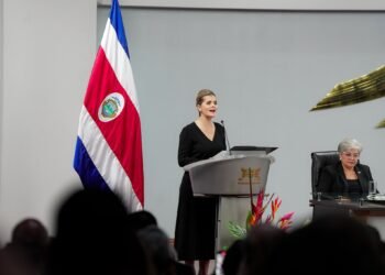 Artesanas elaboran banda presidencial de Laura Fernández y dicen “se siente diferente porque es para una mujer”