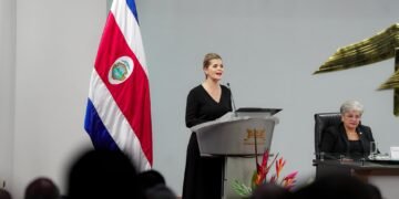 Artesanas elaboran banda presidencial de Laura Fernández y dicen “se siente diferente porque es para una mujer”