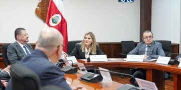 Políticos opositores critican duramente a presidenta costarricense por reuniones que parecen un “show”