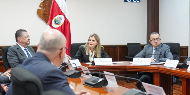 Políticos opositores critican duramente a presidenta costarricense por reuniones que parecen un “show”
