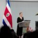 Artesanas elaboran banda presidencial de Laura Fernández y dicen “se siente diferente porque es para una mujer”