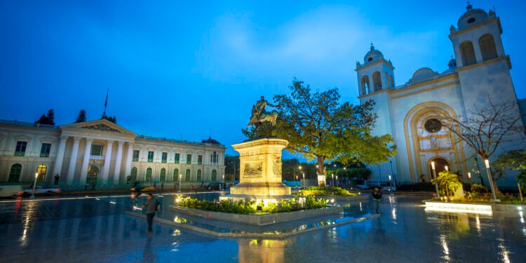 El Salvador reduce deuda municipal al 2.2 % del PIB y marca una de las caídas más fuertes de la región