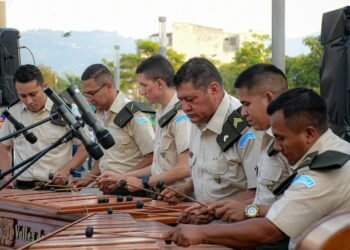 Marimba del ejército guatemalteco anima el centro histórico de San Salvador