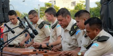 Marimba del ejército guatemalteco anima el centro histórico de San Salvador