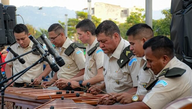Marimba del ejército guatemalteco anima el centro histórico de San Salvador