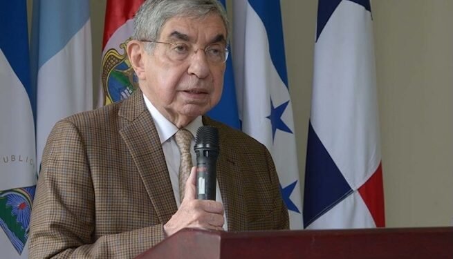 Expresidente costarricense Óscar Arias critica a Trump y Chaves por retiro de visas a directivos de La Nación