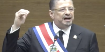 El presidente costarricense se despide con su estilo confrontativo, fustigando al Poder Judicial