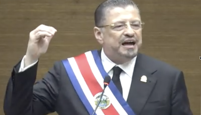 El presidente costarricense se despide con su estilo confrontativo, fustigando al Poder Judicial
