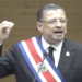 El presidente costarricense se despide con su estilo confrontativo, fustigando al Poder Judicial