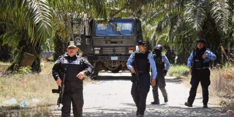Honduras investiga si policías asesinados participaron en robo de $250 mil y joyas en operativo irregular