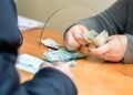 Migrantes en EE.UU. bajo presión: nueva vigilancia bancaria amenaza envío de remesas