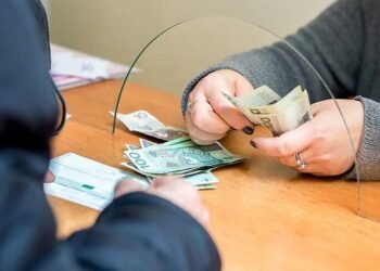 Migrantes en EE.UU. bajo presión: nueva vigilancia bancaria amenaza envío de remesas
