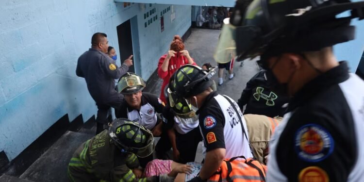 Motín en cárcel de mujeres de Guatemala deja seis hospitalizadas y 21 menores evacuadas por gases lacrimógenos