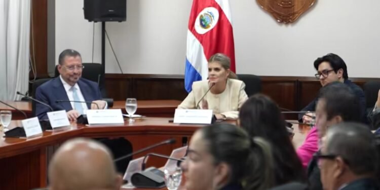 Presidenta de Costa Rica inicia diálogo con oposición legislativa