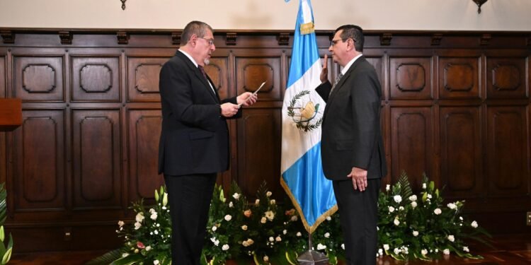 Presidente de Guatemala juramenta a Gabriel García Luna como fiscal y jefe del Ministerio Público para el período 2026-2030