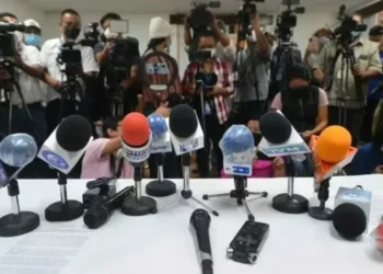 Al menos 426 agresiones contra periodistas salvadoreños fueron reportadas en 2025, según Asociación