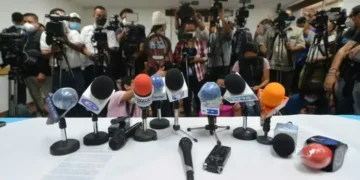 Al menos 426 agresiones contra periodistas salvadoreños fueron reportadas en 2025, según Asociación