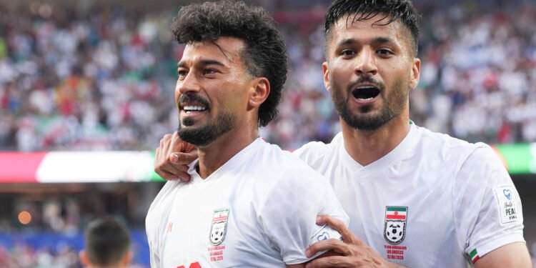 Irán y Nueva Zelanda empatan 2-2 en un partido intenso del Mundial