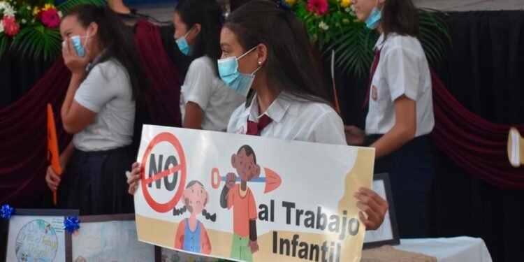 Defensoría de Costa Rica advierte aumento de trabajo infantil por recortes en programas de niñez