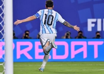 Messi marca un hat trick para Argentina y siembra el terror en Argelia
