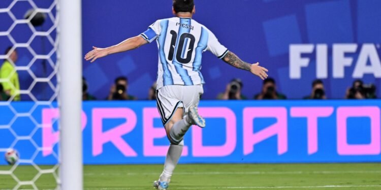 Messi marca un hat trick para Argentina y siembra el terror en Argelia