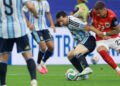 Messi agranda su leyenda y Argentina reserva plaza en dieciseisavos