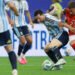 Messi agranda su leyenda y Argentina reserva plaza en dieciseisavos