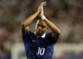 Una fiesta de Mbappé pasada por agua y Francia está en la siguiente ronda
