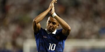 Una fiesta de Mbappé pasada por agua y Francia está en la siguiente ronda