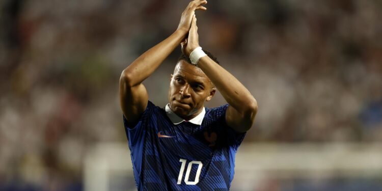 Una fiesta de Mbappé pasada por agua y Francia está en la siguiente ronda