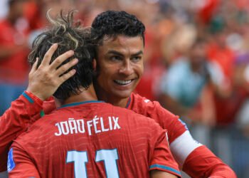 Cristiano calma la tormenta con un doblete en la goleada de Portugal contra Uzbekistán