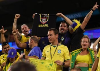 Brasil y México avanzan invictos a los dieciseisavos del Mundial
