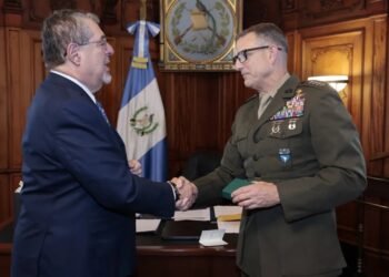 Guatemala y EE UU refuerzan alianza contra los cárteles tras reunión de Arévalo con jefe del Comando Sur