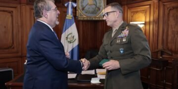 Guatemala y EE UU refuerzan alianza contra los cárteles tras reunión de Arévalo con jefe del Comando Sur