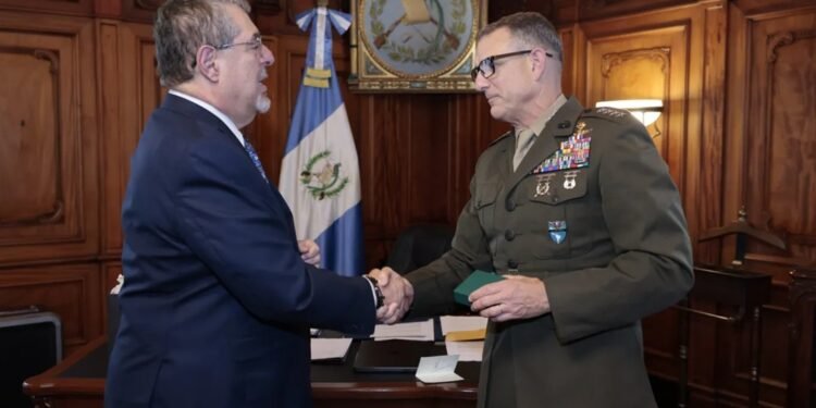 Guatemala y EE UU refuerzan alianza contra los cárteles tras reunión de Arévalo con jefe del Comando Sur