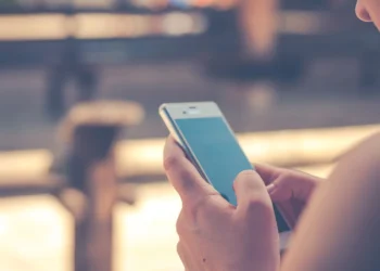 Telefonías móviles tienen 18 meses para bloquear mensajes fraudulentos en Costa Rica